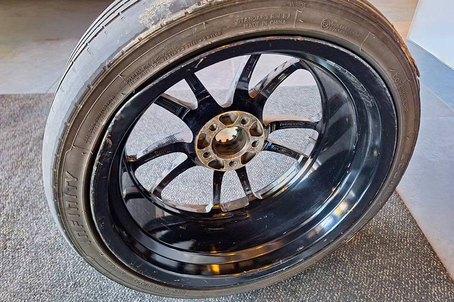 Diese Felge hat vor allem auf der Innenseite gelitten und muss fachgerecht gerichtet werden. Der Reifen ist nicht mehr zu retten – kurz gesagt: Der Pneu ist futsch.