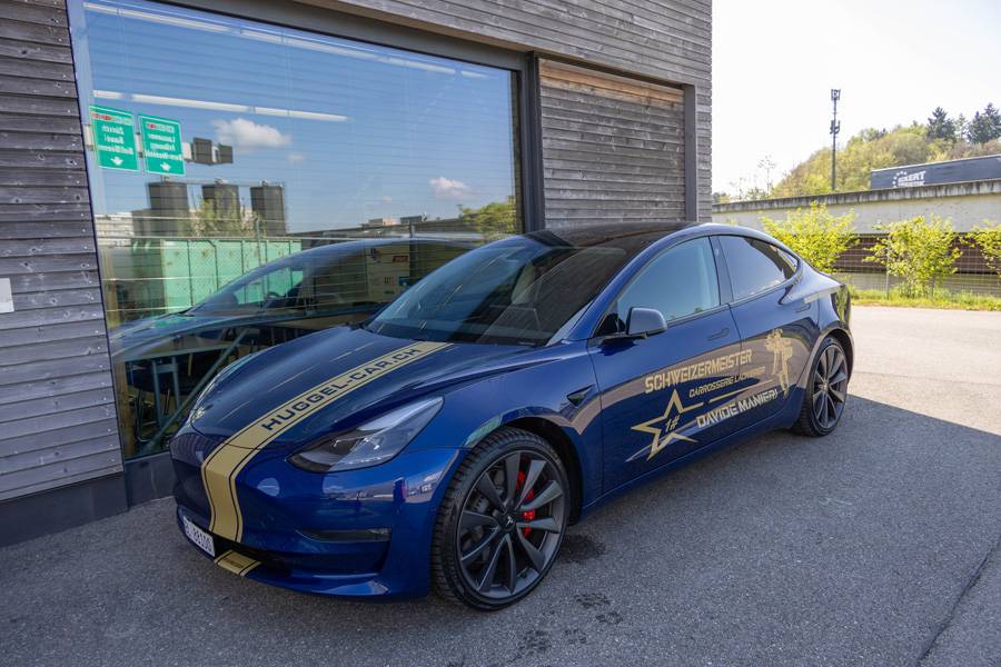 Davide Manieris rollende Visitenkarte: Den auffälligen Auftritt seines Autos mit Schweizermeister-Schriftzug und Golddekor hat der Baselbieter gleich selbst foliert.