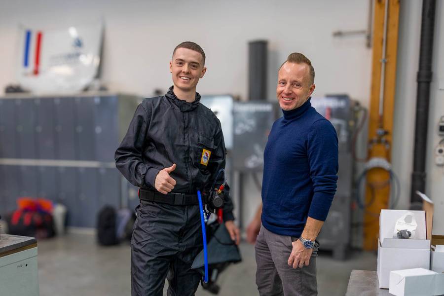 Daumen hoch, jetzt ist alles so, wie es sein muss. Auch der blaue Luftschlauch, der direkt mit dem Helm verbunden ist, sitzt perfekt. 