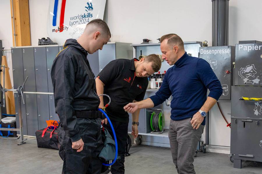 «Was haben wir denn da?» Coach Pascal Lehmann (Bildmitte) lässt sich von Andreas Stocker über die Feinheiten vom Sata-Helm «Air Vision 5000» . . . 