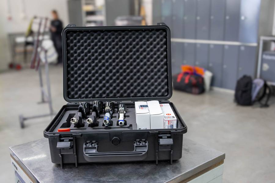 Du matériel de haut niveau pour la mission mondiale : dans la valise remise par Andreas Stocker se trouvent quatre pistolets à peinture ainsi que différents jeux de buses Sata – conformément à la marque avec laquelle les candidats travailleront lors des WorldSkills à Shanghai.