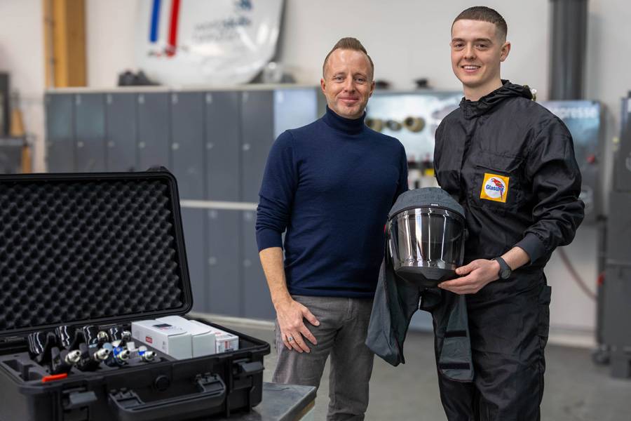 Andreas Stocker (à gauche) remet à Davide Manieri son nouveau masque d’entraînement avec système d’air frais. Le même modèle sera également utilisé lors des WorldSkills à Shanghai.