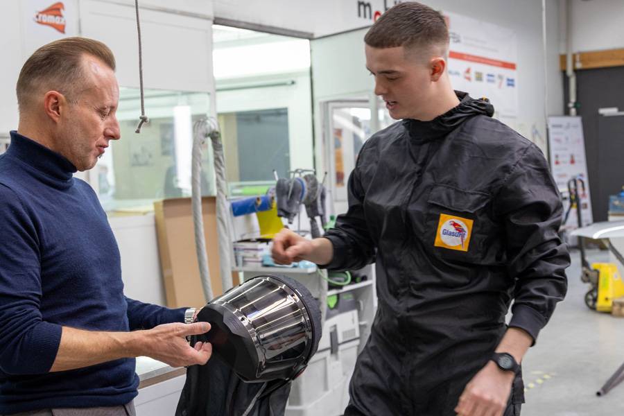 Andreas Stocker explique à Davide Manieri les différentes fonctions du nouveau masque, qui servira à l’entraînement puis plus tard aussi aux « World Skills. »