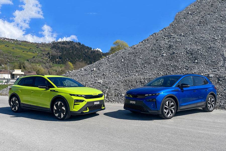 Zwei Elroq, zwei Temperamente: links der RS in Mamba Green, rechts der Sportline in Race Blau. Der eine spielt den Verführer, der andere den Vernünftigen – wobei 286 PS im Sportline schon eine ziemlich kräftige Form von Vernunft sind.