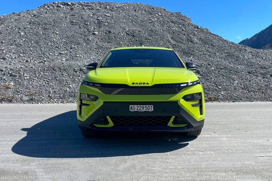 Die Front des RS bringt Skodas neue Designsprache besonders kantig auf den Punkt. Schmale Lichtsignatur, schwarzes Tech-Deck-Face und ein entschlossener Blick – freundlich ist anders, aber genau das ist hier der Reiz.