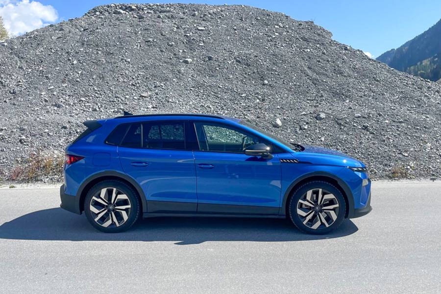 Von der Seite zeigt der Sportline seine stärkste Disziplin: klare Proportionen, grosse Räder, schwarze Details. Dynamisch genug für den Auftritt, gelassen genug für den Alltag.