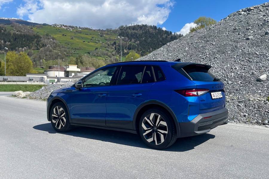 Auch am Heck bleibt der Sportline zurückhaltender als der RS. Kein grosses Spektakel, dafür ein sauber gezeichneter Elektro-SUV mit viel Nutzwert und angenehmer Bodenhaftung.