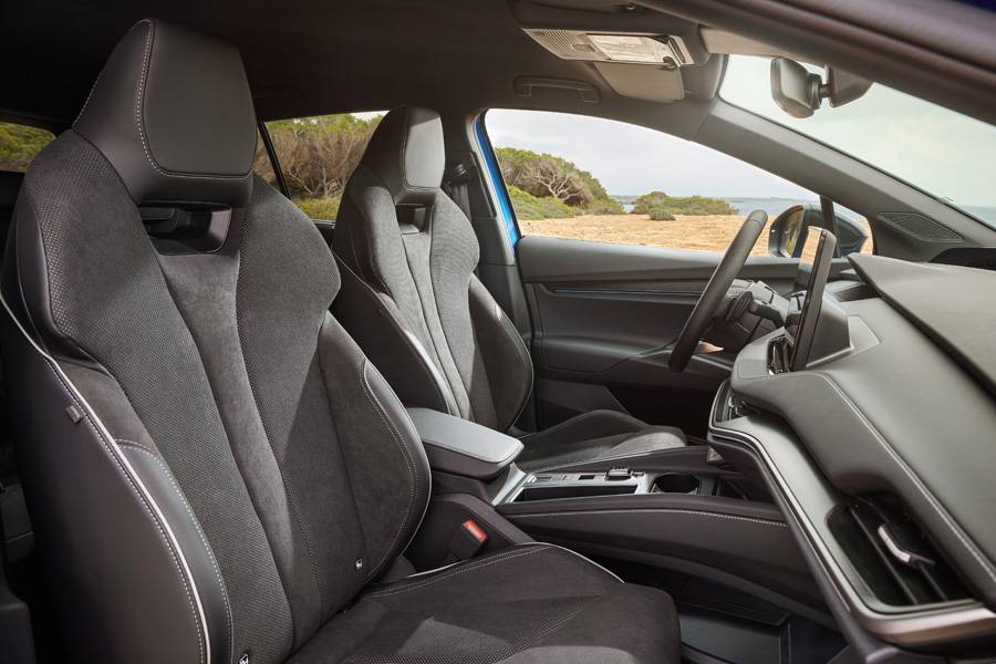 Die Sportline-Sitze setzen auf Suedia-/Kunstleder-Bezüge und sportliche Konturen. Weniger RS-Show, mehr Alltag – aber weit entfernt von nüchterner Basisausstattung.