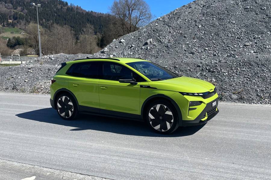 L’Elroq RS se présente comme s’il n’avait aucune envie de passer inaperçu. Mamba Green, accents noirs et grandes jantes annoncent clairement la couleur : voici le versant le plus démonstratif de la famille Elroq.