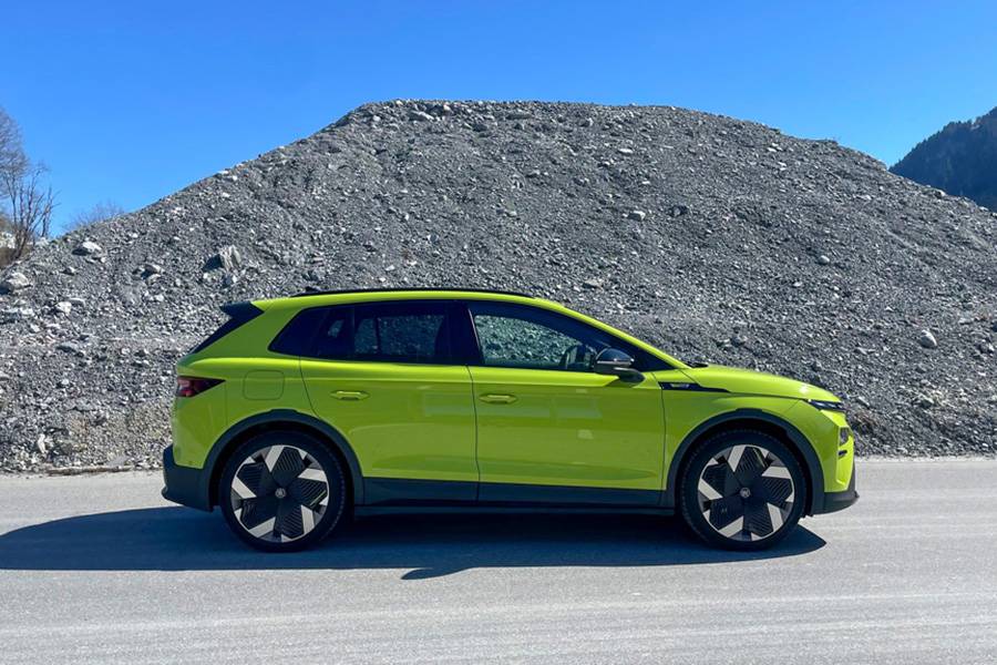 De profil, le RS montre pourquoi il n’est pas simplement un Elroq plus puissant. Son châssis sport abaissé et son réglage plus ferme lui donnent une tension supplémentaire, autant visuelle que dynamique.