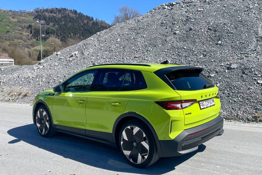 Vu de l’arrière, le RS conserve son assurance. Becquet de toit, détails noirs, proportions solides : il reste pratique, mais ne cultive pas exactement la discrétion.