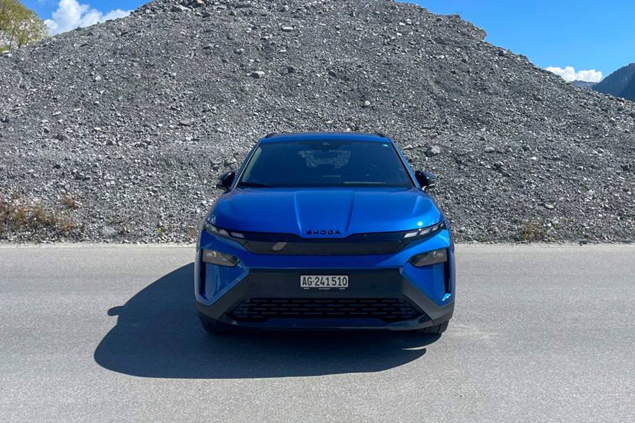 Le Sportline adopte une attitude plus calme, mais certainement pas faible. Avec 286 ch, la transmission intégrale et une grande batterie, il représente le choix le plus rationnel — sans être lent pour autant.