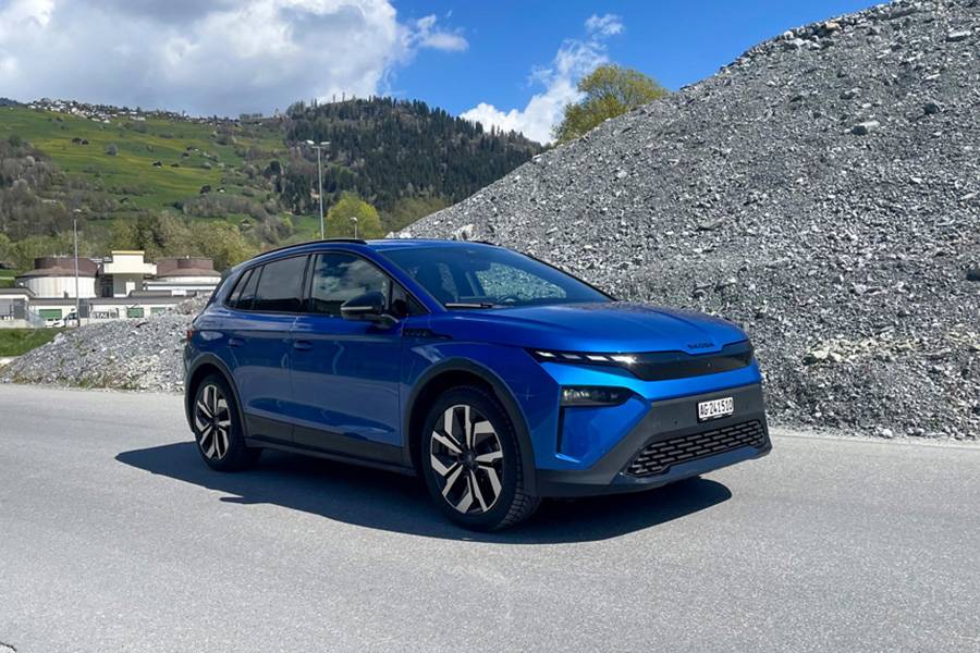 Le bleu Race sied bien au Sportline. Il lui donne une allure sportive, moderne et assurée, sans convoquer toute la fanfare RS.