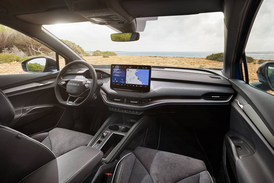 Le cockpit reste typiquement Škoda : grand écran de 13 pouces, lignes claires et rangements bien pensés. Pas d’opéra numérique, mais un poste de travail qui ne fatigue pas au bout de trois minutes.