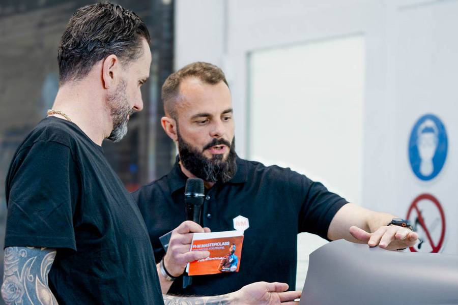 Échange direct autour des résultats: le technicien d’application Kristian Spaqaj, deuxième depuis la gauche, analyse avec les participants les travaux réalisés en cabine de peinture.