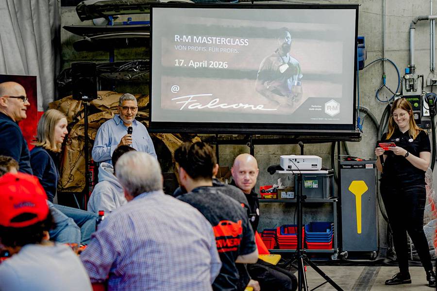 Aux commandes de la soirée: Anja Fischer, conseillère clientèle, à droite, en entretien avec l’hôte Rosario Falcone, à gauche, micro en main, autour de la proximité avec la pratique et des partenariats de longue date.