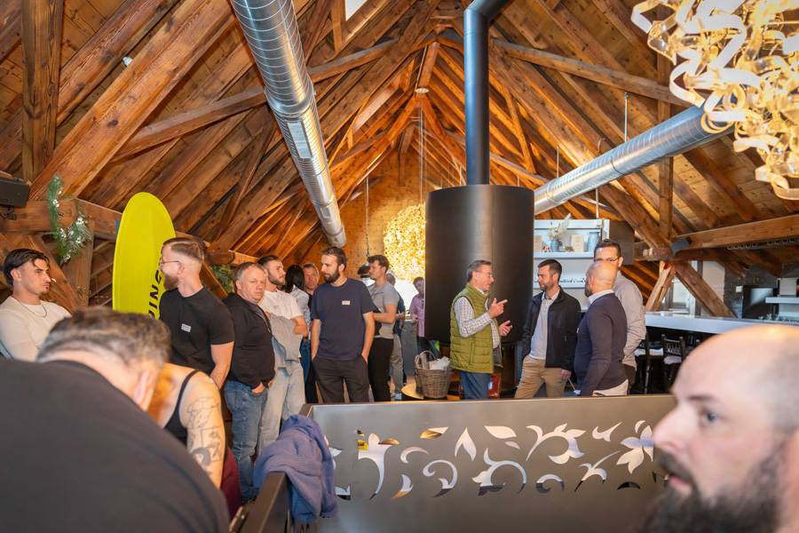 Bois généreux, belle hauteur sous plafond et conversations nourries: le cadre choisi pour l’assemblée offrait à la branche une scène de caractère, chaleureuse et rustique, loin de l’anonymat des salles de congrès aseptisées.