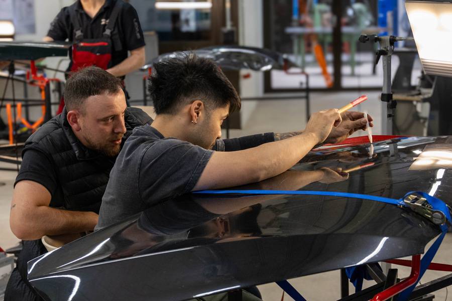 Mensur Palloshi (li.) und David Schneider (re.) von Carrosserie Auto 24 arbeiten gemeinsam an der Reparatur. Der Kurs machte deutlich: Lackschadenfreie Instandsetzung ist Teamarbeit zwischen Auge, Hand und Materialgefühl.