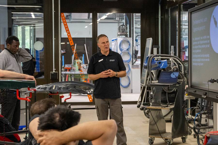 Bernd Schmid erklärt am Nachmittag die Klebe- und Zugtechnik. Nach dem Dellendrücken am Morgen ging es nun darum, Dellen von aussen kontrolliert herauszuziehen.