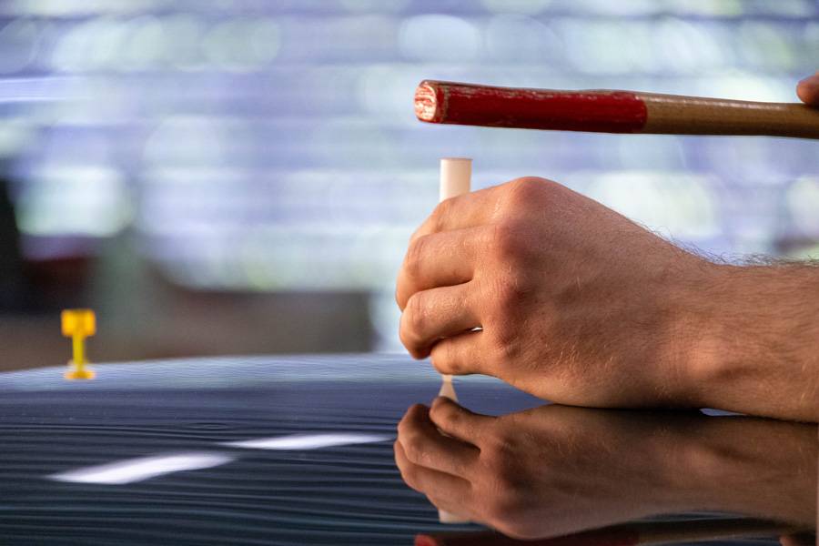 Nach dem Ziehen folgt die Feinarbeit. Kleine Erhebungen werden gezielt zurückgesetzt, bis die Fläche wieder ruhig und gleichmässig verläuft.
