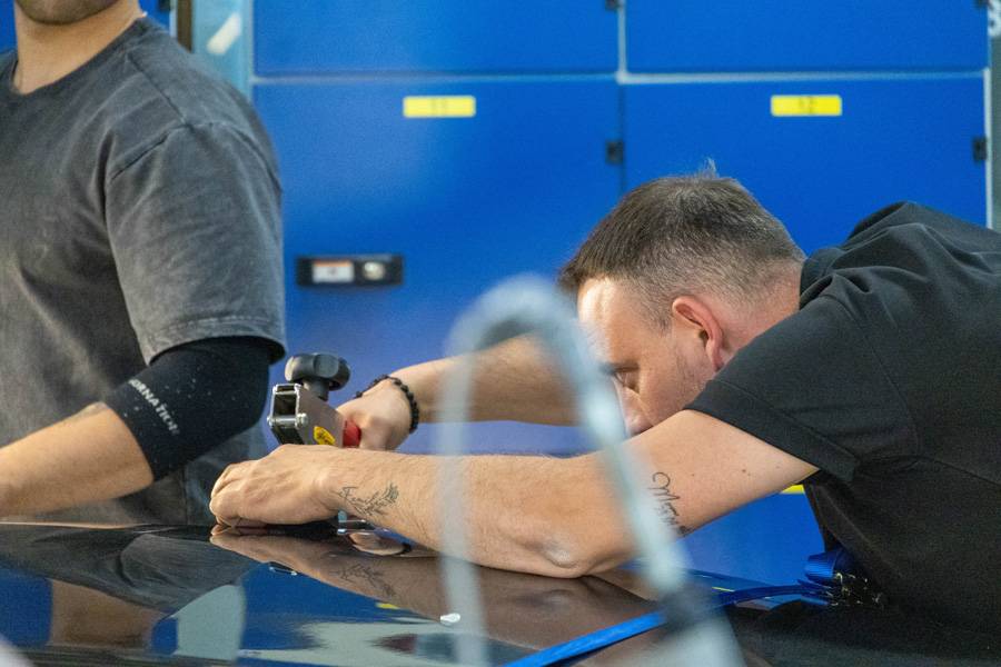 Volle Konzentration beim Dellenziehen: Der Nachmittag zeigte, dass auch die Zugtechnik keine schnelle Kraftübung ist, sondern präzises Handwerk mit Geduld, Kontrolle und sauberem Timing.