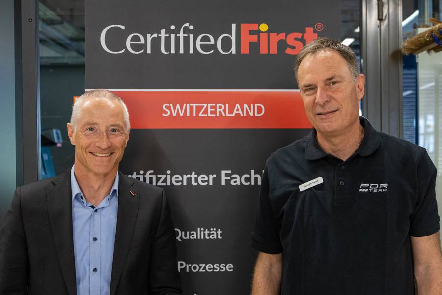 Christoph Kronig, de CertifiedFirst Switzerland, et Bernd Schmid, de Refreshcar, ont accompagné cette journée de formation à Winterthour. Le cours a montré comment de petites et moyennes bosses peuvent être remises en état dans les règles de l’art, sans repeindre.
