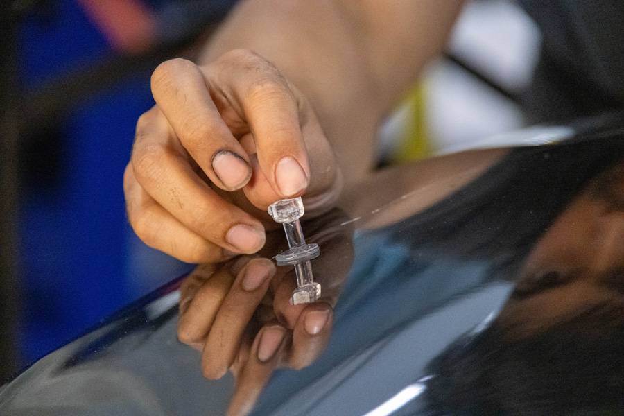 Un adaptateur de collage est positionné avec précision sur la surface nettoyée. Dans la technique par traction, la préparation est décisive: position, colle et point d’application doivent être justes.