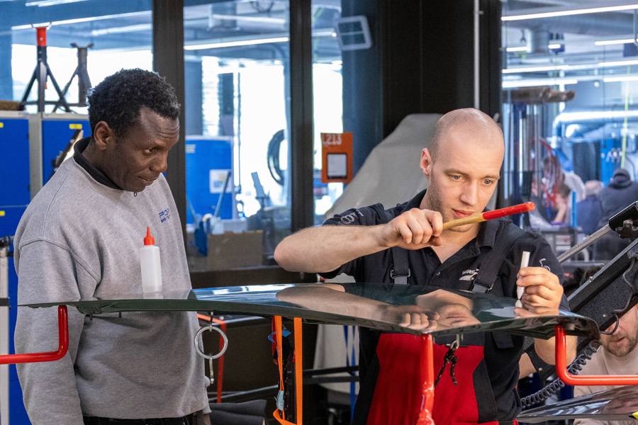 Sous le regard attentif de Moussa Diallo, les participants s’exercent à la technique par collage. Tirer, contrôler, corriger: c’est cette progression méthodique qui fait la qualité du résultat.