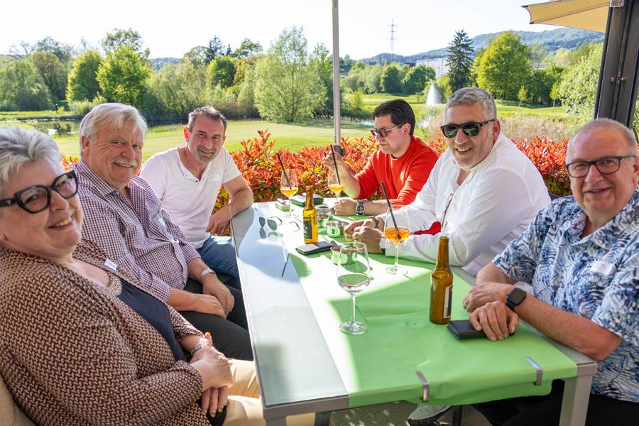 Geniessen den Abend gemeinsam: Die Carrossiers aus der Nordwestschweiz mit den Bernern Bruno Moser (vorne) und Partnerin Irene Fiechter.
