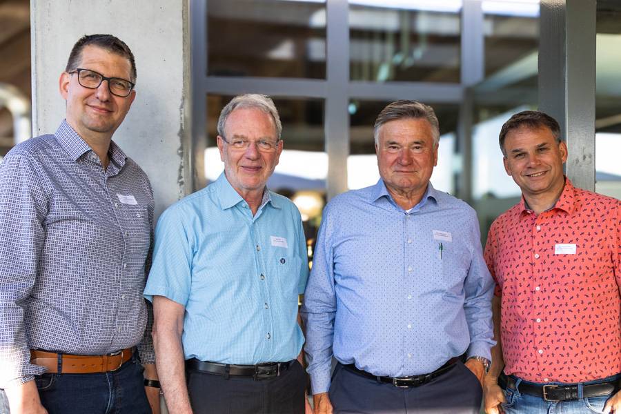 Ont beaucoup œuvré pour ce partenariat scolaire (de g. à dr.) : Olaf Pfeiffer, directeur de la STFW, Rolf Rast, ancien président de NOS, le carrossier Hans Aeschlimann et Jwan Aeschlimann, nouveau président élu de NOS.