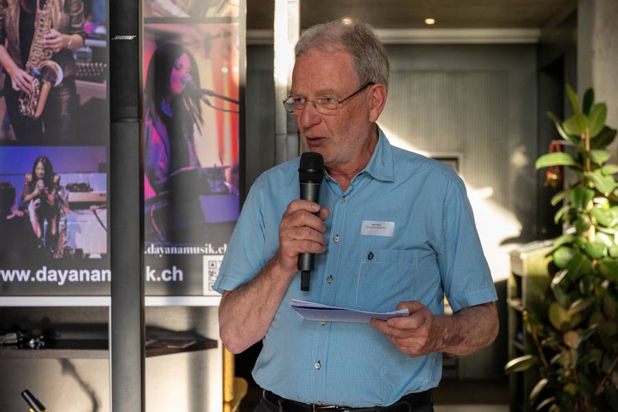 Accueille les invités en tant que modérateur : Rolf Rast, président sortant de l’association pour la formation de Suisse du Nord-Est. 