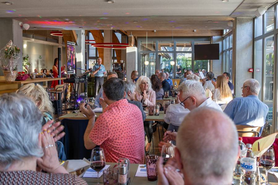Au Golfpark Otelfingen, environ 80 invités ont fêté le jubilé de NOS et de STFW – avec des discours, de la musique live et ce mélange de discussions autour du métier, de plaisir des retrouvailles et d’applaudissements qui, dans la branche de la carrosserie, tient presque aussi bien qu’une soudure proprement exécutée.