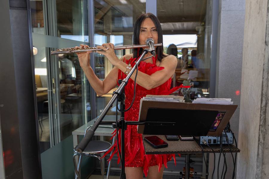 Flûte traversière, saxophone, clavier, accordéon, belle voix et vaste répertoire : l’artiste solo « Dayana » a donné un bel élan à l’assemblée festive. 