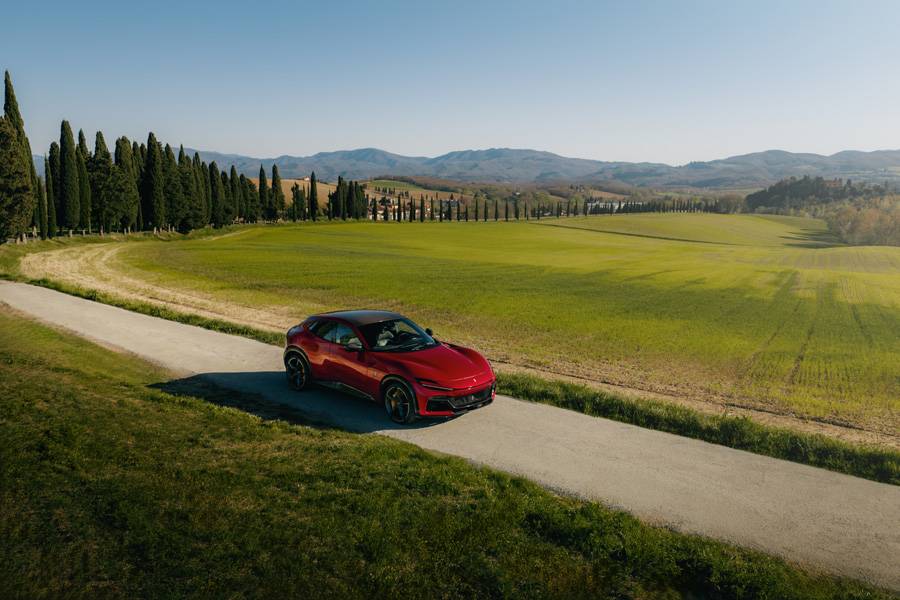 Vier Türen, vier Plätze, 725 PS: Der Purosangue bleibt Ferraris ungewöhnlichster Serienwagen – und gewinnt mit «Handling Speciale» nun noch einmal an fahrdynamischer Präzision.