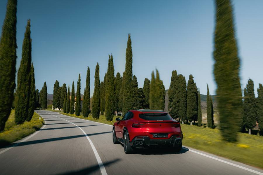 Auch am Heck setzt die neue Konfiguration eigene Akzente – mit mattschwarzen Auspuffendrohren, schwarzem Cavallino und noch sportlicher abgestimmter Fahrdynamik für schnelle Richtungswechsel.