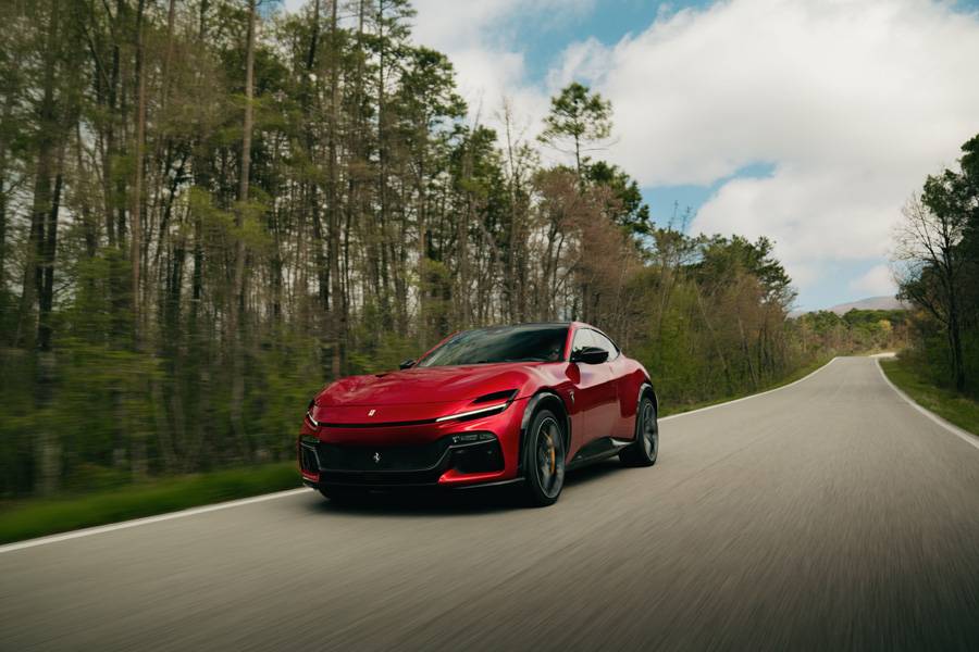 Avec la configuration «Handling Speciale», le Ferrari Purosangue gagne en précision: la suspension active recalibrée réduit les mouvements de carrosserie d’environ dix pour cent et rend les réactions plus immédiates.