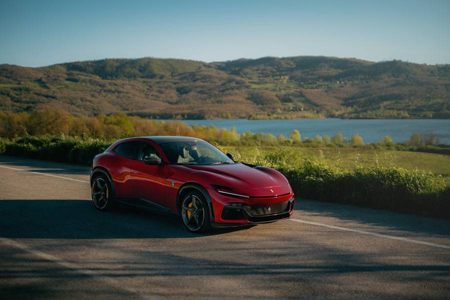 Sous le long capot, le V12 atmosphérique de 6,5 litres conserve toute sa noblesse: 725 ch, 716 Nm, 0 à 100 km/h en 3,3 secondes et plus de 310 km/h en pointe.