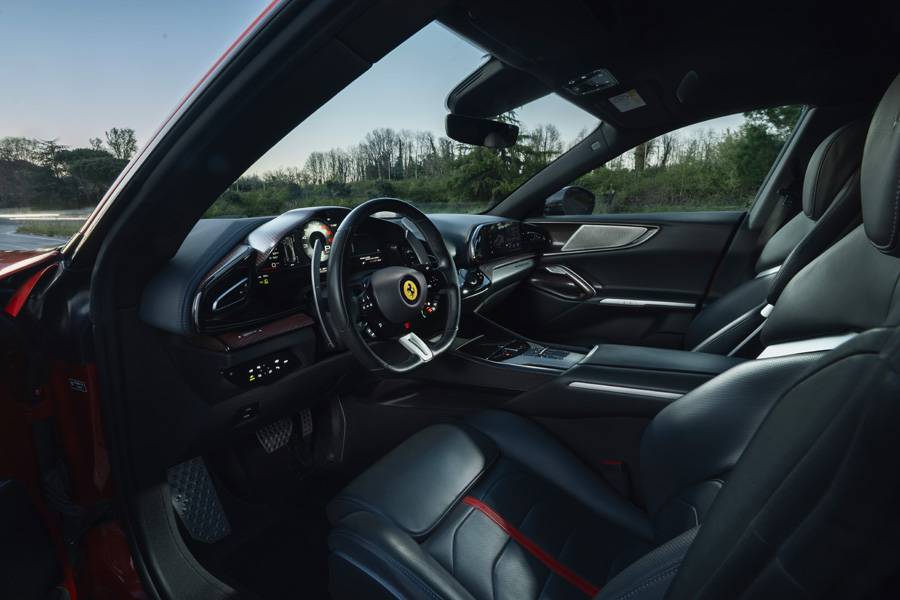 Le poste de conduite reste fidèle à l’esprit Ferrari, entre sportivité et technologie. En modes «Race» et «ESC Off», les nouvelles stratégies de passage des rapports renforcent encore le caractère du Purosangue.