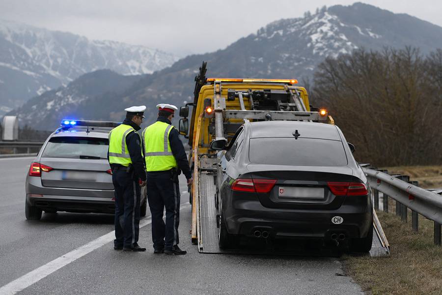 Une voiture suisse au crochet: en Autriche, les grands excès de vitesse pourront bientôt entraîner plus facilement la confiscation du véhicule – y compris lorsqu’il s’agit d’une voiture de leasing, de location ou d’entreprise.