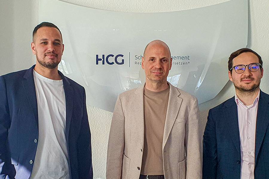 Ouvrent, grâce à leur coopération, un nouveau chapitre dans la gestion numérique des sinistres (de g. à dr.) : Armin Gerber (directeur d’AFES), Tony Tulliani (directeur de HCG), Burim Kryeziu (CEO de Claimity). 
