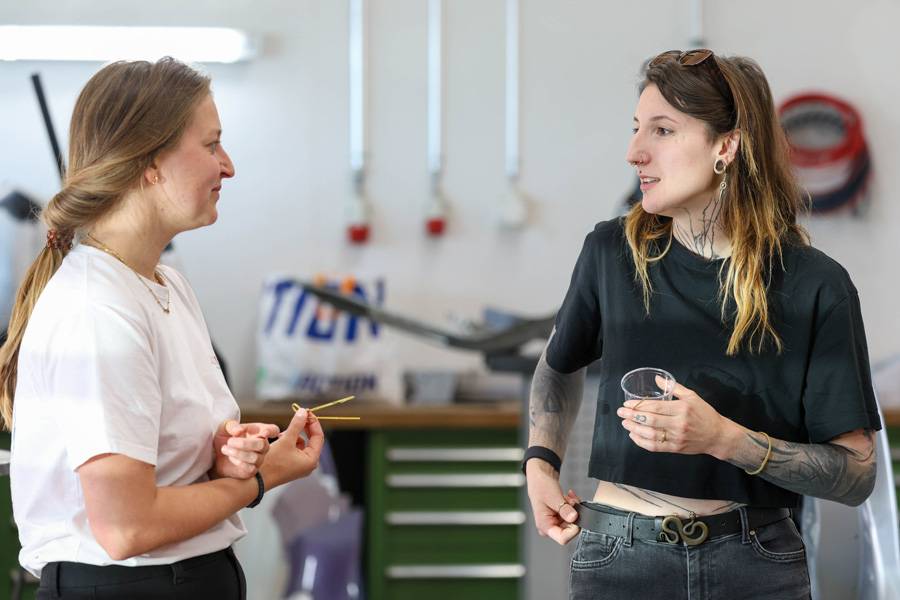 Petra Grieder (Vorsteherin Kommunikation, links) im Austausch mit Michelle Fischer (Silber, CH-Meisterschaft 2018): Zwischen Werkbank und Vereinsgeist entstehen jene Gespräche, aus denen manchmal mehr wird als nur ein kurzer GV-Moment.
