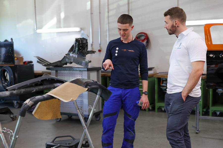 Discussion technique devant la pièce: le candidat aux WorldSkills Davide Manieri explique son travail à Flavio Nevoso, là où la préparation ne sent pas la théorie, mais le plastique, l’outil et la précision.
