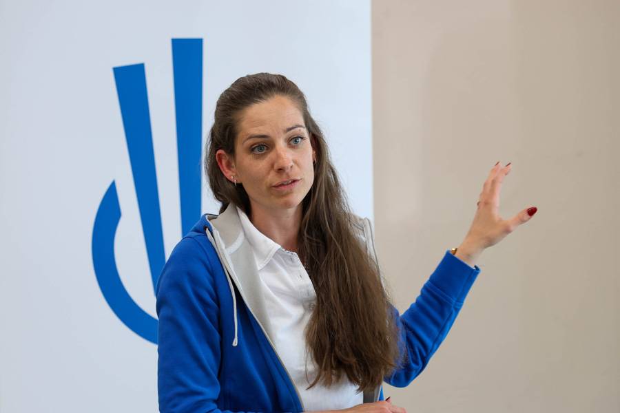 Florence Gubler conduit les thèmes du Champions-Club avec engagement et clarté, et avec cette proximité visible à une branche où la promotion de la relève n’est pas seulement une jolie formule pour procès-verbal.
