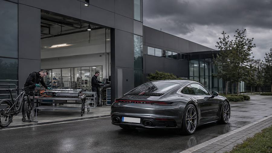 Porsche freine ses ambitions d’avenir: avec les fermetures prévues de Cellforce, Porsche eBike Performance et Cetitec, le constructeur de voitures de sport se recentre sur son cœur de métier. Un arrêt au stand stratégique qui sonne davantage comme un retour brutal à la réalité que comme un nouvel élan.