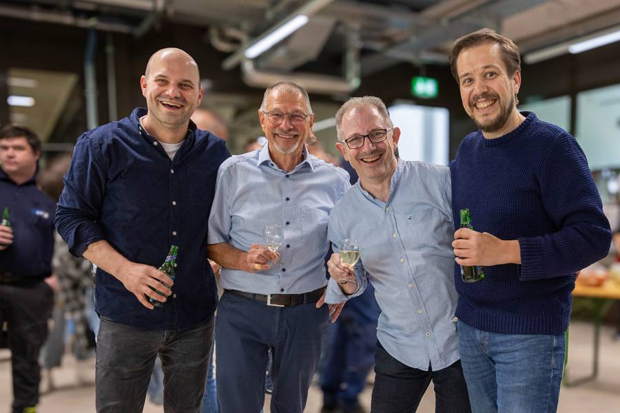 Quatre verres pour un alléluia: l’équipe Carrosserie autour de Manuel Dönni, Daniel Kehl, Luciano Poppi et Leo Golic savoure pleinement la soirée.