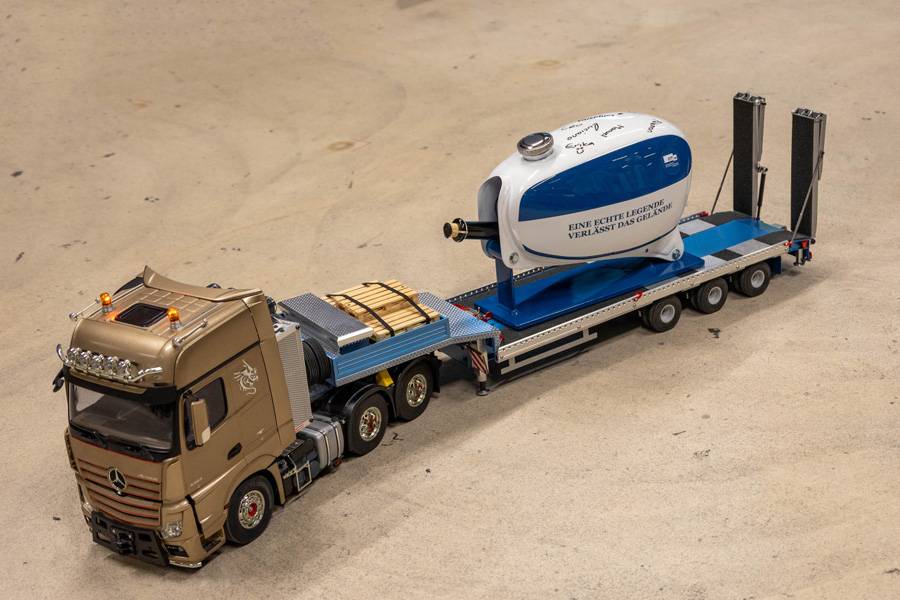 Un adieu plein d’humour, de signatures et de belle peinture: le camion télécommandé transporte le réservoir de vélomoteur portant l’inscription «Eine echte Legende verlässt das Gelände».