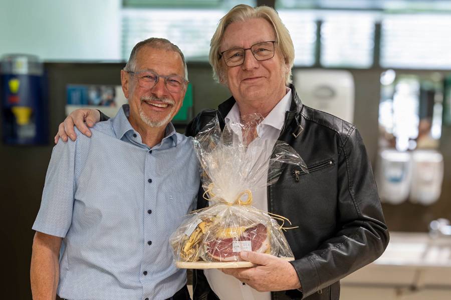 Il n’est pas venu les mains vides: le rédacteur en chef Heinz Schneider, de l’équipe carwing, apporte quelques spécialités de l’Oberland grison pour saluer le départ.