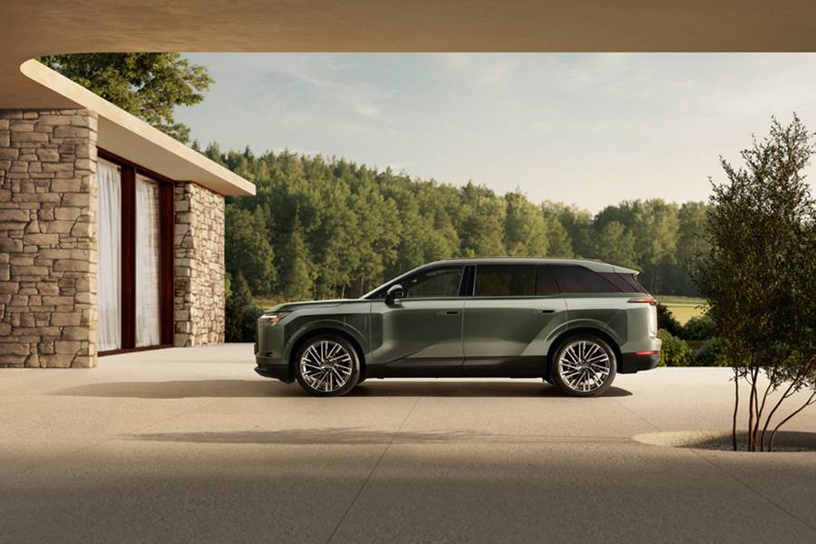 In der Seitenansicht zeigt der grosse Elektro-SUV seine ganze Länge: ausgelegt auf Raum, Komfort und entspannte Langstrecken – nicht auf Show um jeden Preis.