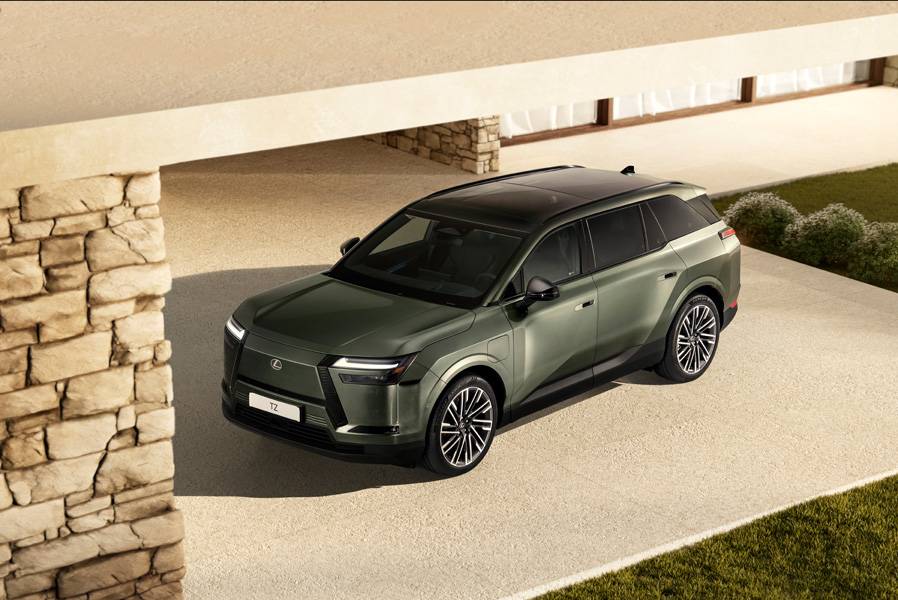 Vue d’en haut, la philosophie de Lexus apparaît clairement: silhouette étirée, proportions généreuses et toit panoramique pensé pour transformer l’habitacle en véritable «Driving Lounge».