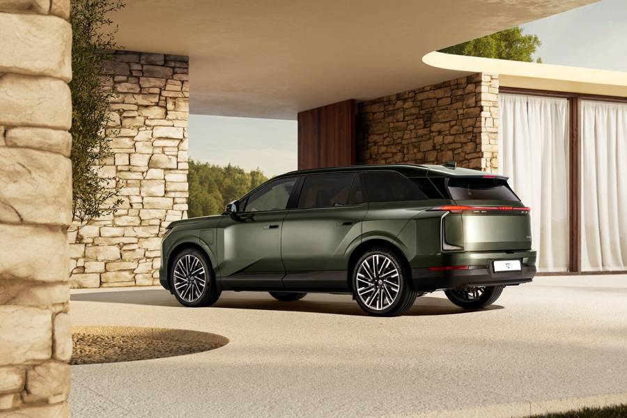 03
Puissant sans verser dans l’agressivité, l’arrière associe la stature large d’un SUV à des détails lumineux fins et à une ligne presque architecturale.